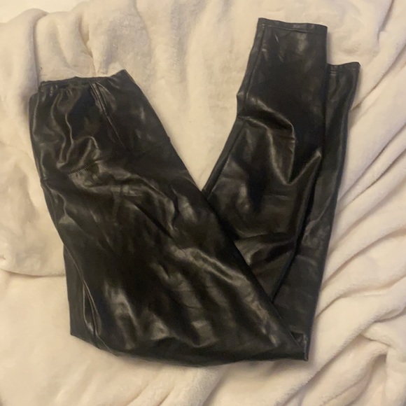 Aritzia Daria vegan leather pant in short length - Picture 4 of 5